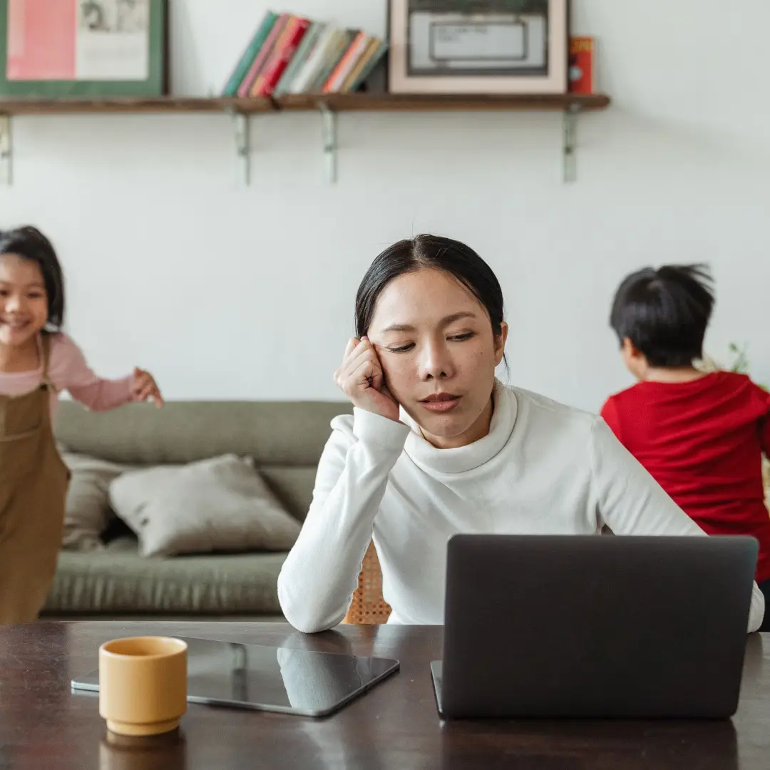 Madre cuidadora organizando sus ideas para emprender desde casa